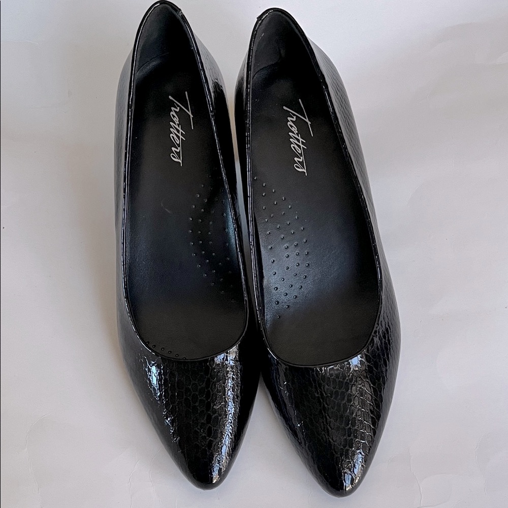 Trotters Kari Patent Leather Snake Black Mid Heel Pumps Point Toe Chunk Heel 7.5